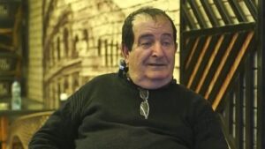 1️⃣ جمال صالح… وسامة على الشاشة وشيخوخة منسية في دار المسنين